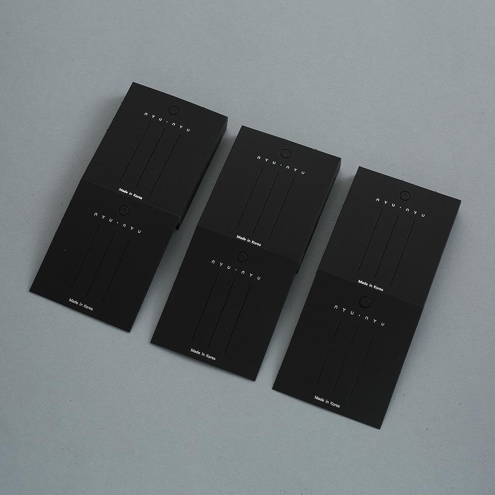 Schwarze Haaraccessoires Karte: Büroklammer, Haargummi, Haarseil, Haarnadelhalter, Schmuckdisplay