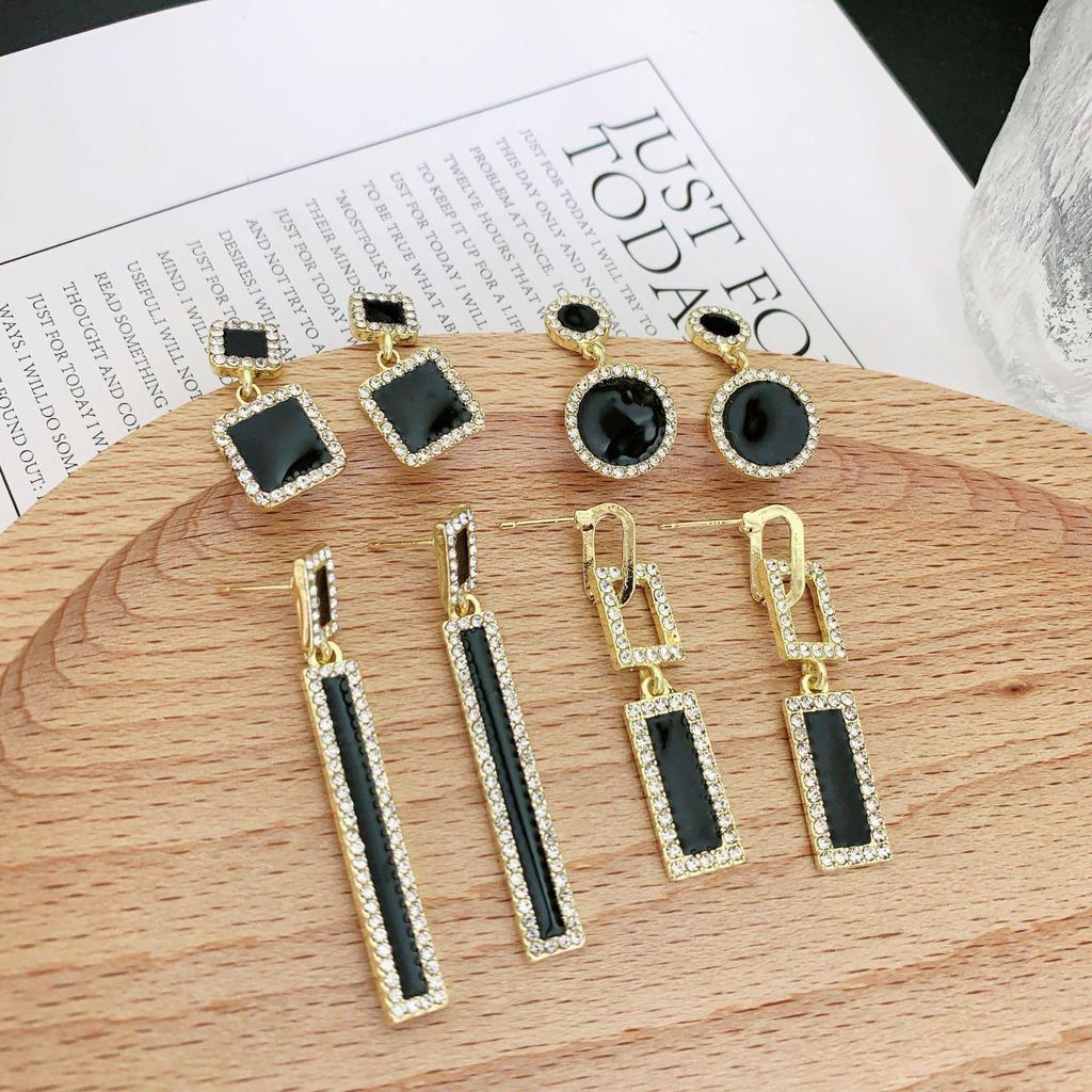 Chic Black Diamond Drop Earrings - Stylish and Elegant for Trendsetters