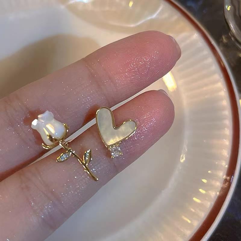 European & American Retro French Luxury Stud Earrings, Fashionable Women's Commuter Earrings, 2025 New Collection.