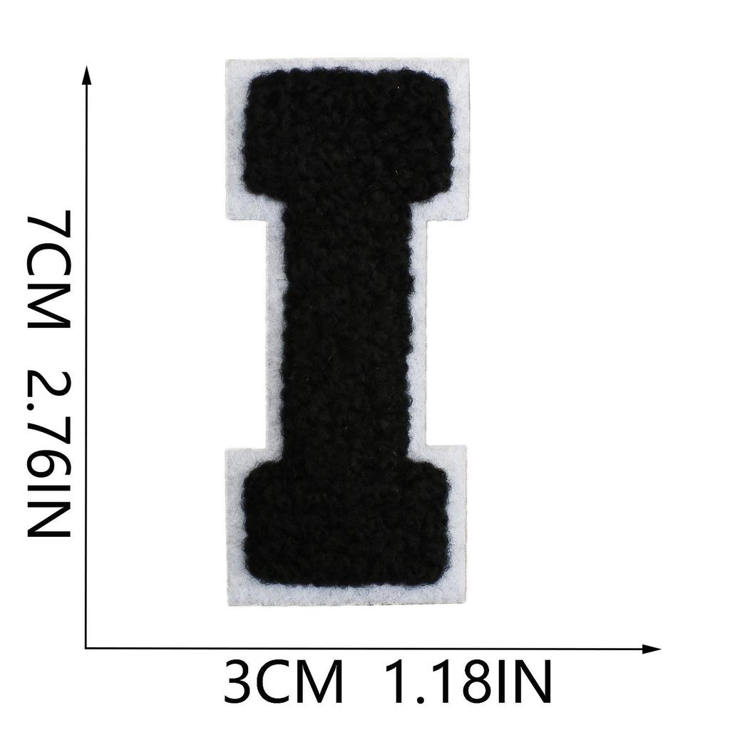 Brølende Himmel Chenille Bokstavlapp: 7cm Hvit Bakgrunn & Svarte Bokstaver A-Z, Strykemerke for Veskedekorasjon