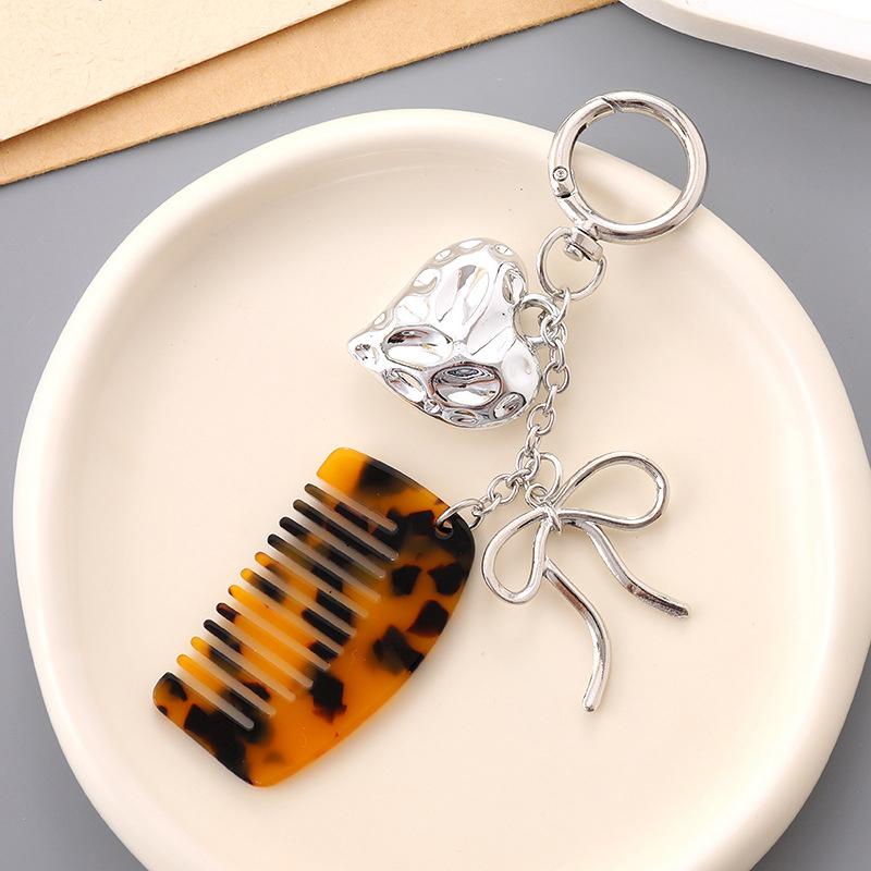 1Pcs Multi-Functional Alien Love Pendant Comb Keychain Car Keyring Decorative Heart Comb For Gifts Mobile Phone Hanging Decor