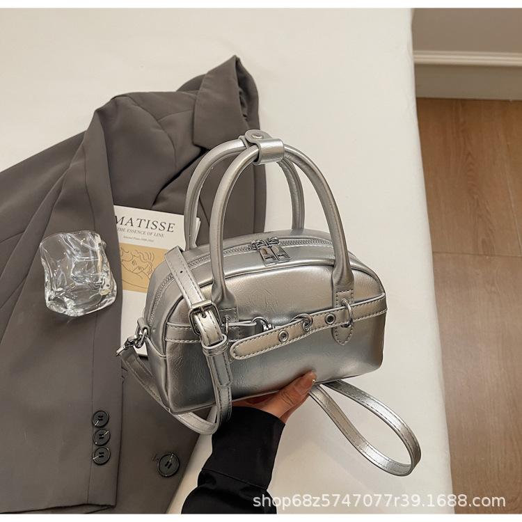 

Oily leather trend foreign style niche retro handbag 2025 new women s leisure commuter bag versatile fashion messenger bag серебряный