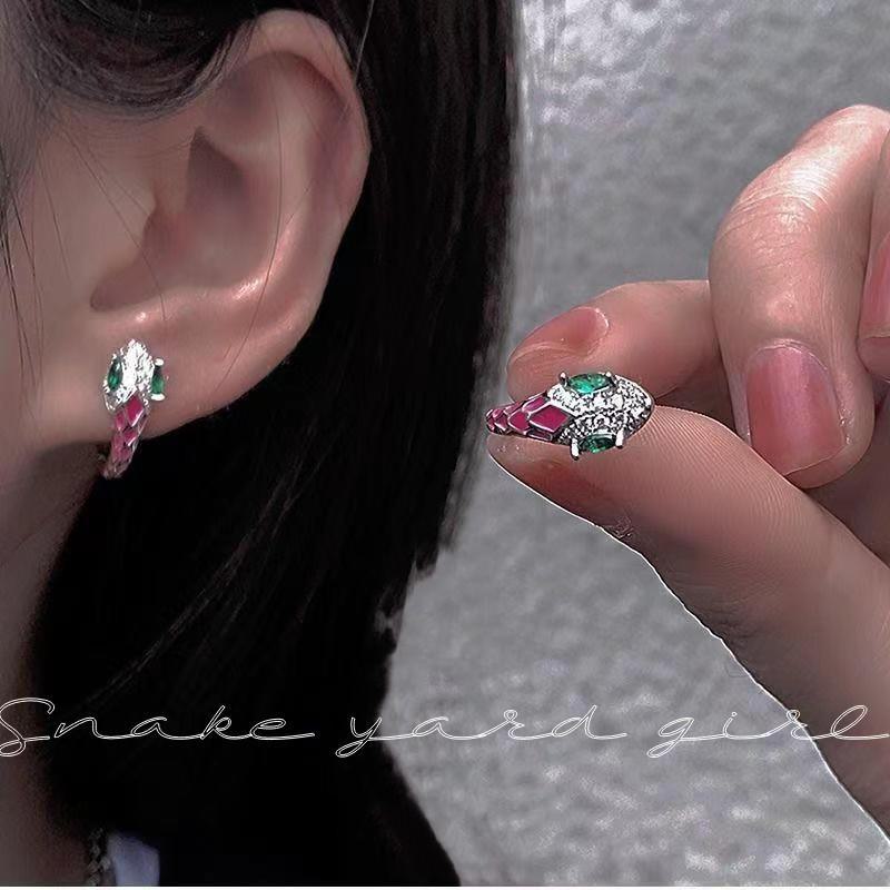Snake House Girl Earrings: Chic Pink Snake-shaped Earrings for Women, Embodying a Sweet and Cool Hot Girl Style.