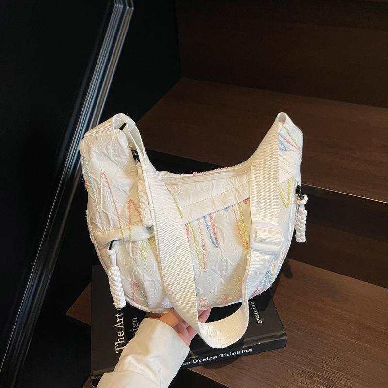 Today's popular large-capacity color thread cloth bags, wide shoulder straps, messenger bags, trendy versatile dumpling bags, women's bags.