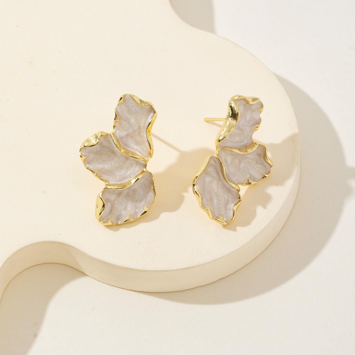 

Korean version of Mori design maple leaf flower earrings light luxury color petals oil dripping earrings белый