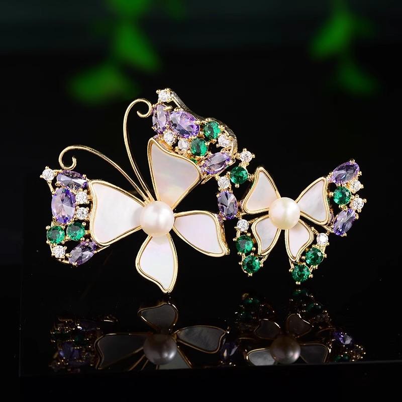 Schmetterling Doppel Flug Brosche, High-End Femininer Charme, Perlmutt Imitationsbrosche, Leichtes Luxusdesign, Anstecknadel für Anzug