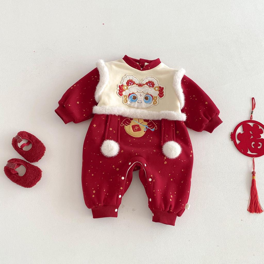 Neujahrs-Baby-Strampler 2025: Bestickter Samt mit Bommeln - Super süßes Winter-Neugeborenen-Outfit für das Chinesische Neujahr.