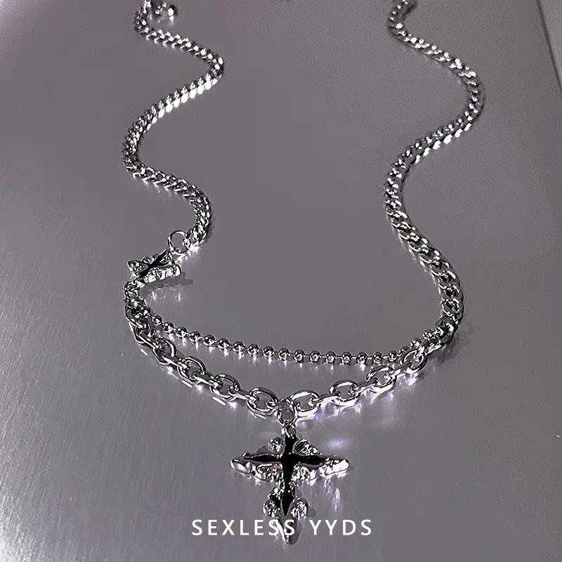 Trendigt halsband med korshänge: Mångsidig Hip Hop-stil för män och kvinnor