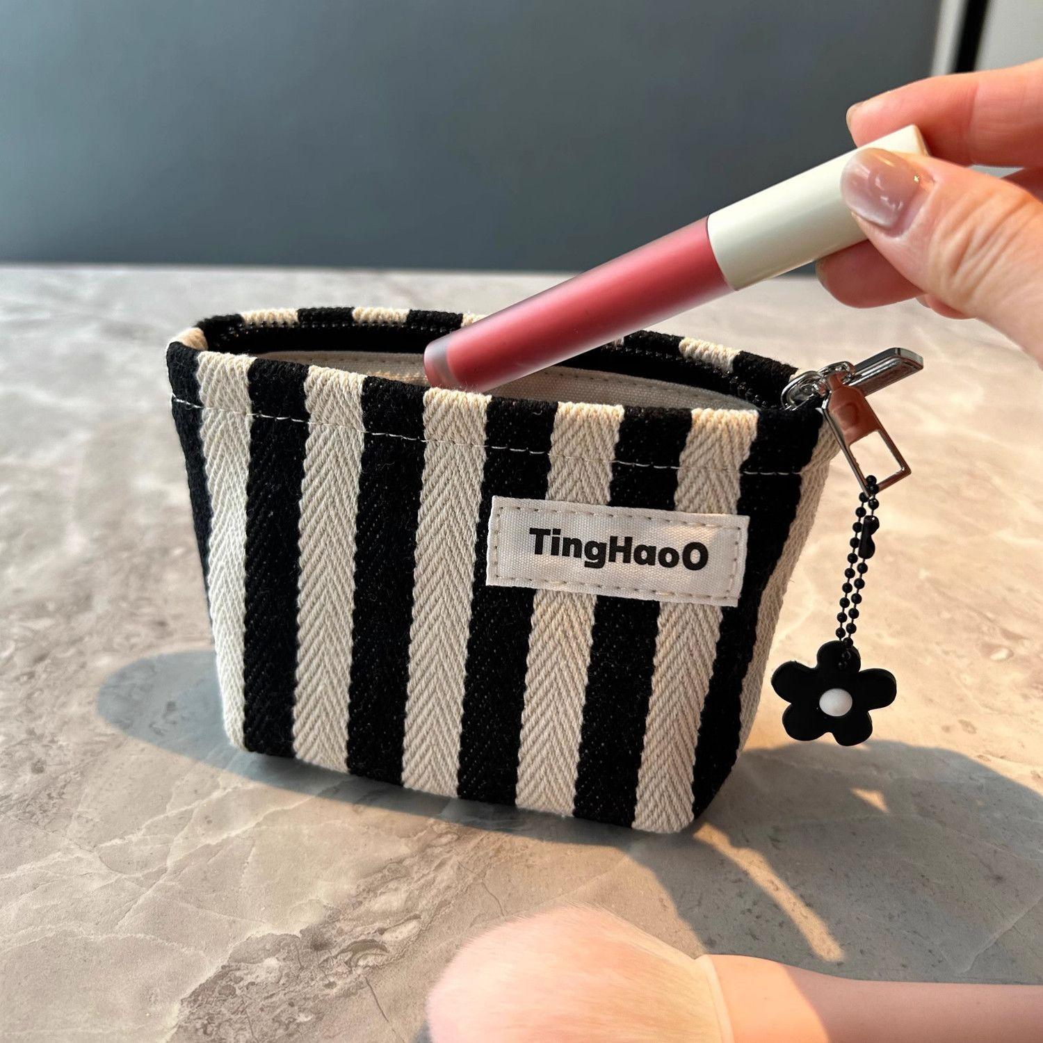 

Niche Fabric Travel Large-capacity Cosmetic Bag Storage Simple Portable Change Striped Small Bag Zipper