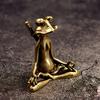 Retro Mässing Mästergroda Bärande Ett Svärd Liten Staty Lyckosam Skrivbordsdekoration Djurfigurer Heminredning Tillbehör Gåvor