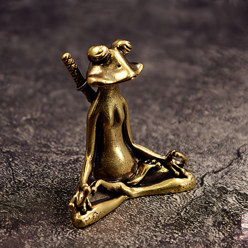 Retro Mässing Mästergroda Bärande Ett Svärd Liten Staty Lyckosam Skrivbordsdekoration Djurfigurer Heminredning Tillbehör Gåvor