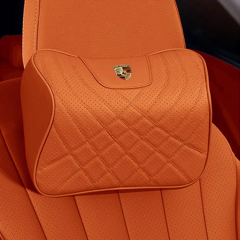 Porsche Jármű Komfort Készlet: Fejtámla, deréktámasz és ülőpárna a nyak és a hát kényelméért a Cayenne, Macan, Panamera, 718 és Taycan modellekben.