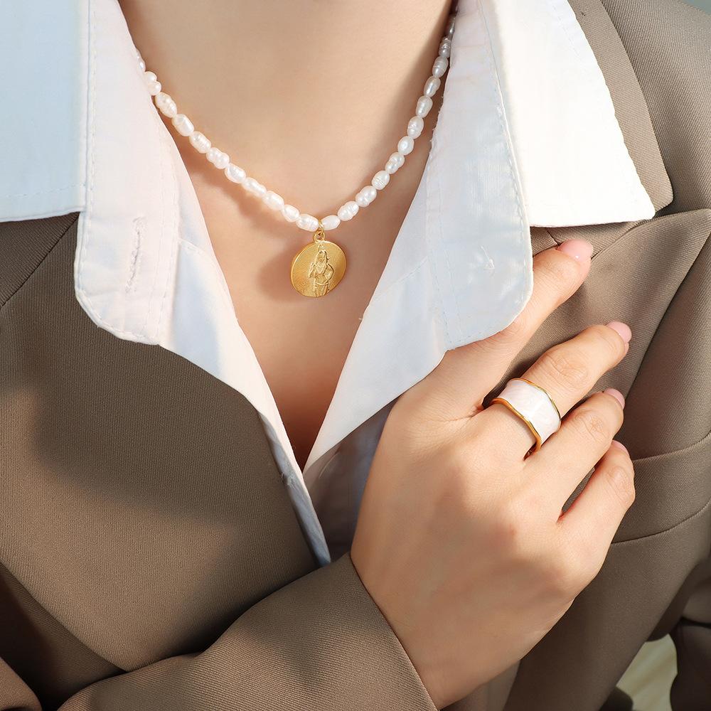 French Titanium Steel Gold-Plated Portrait Round Brand Pendant, Freshwater Pearl Necklace, Neutral Wind Does Not Fade, Handmade Beaded Jewelry.