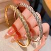 Bracciale Rombo Twist Full Diamond con Onde Lisce e Design a Nastro di Mobius