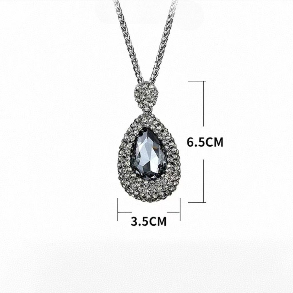 Dlouhý náhrdelník s přívěskem ve tvaru kapky vody je všestranný a elegantní a slouží jako luxusní doplněk, který doplňuje řetízek na klíční kost.