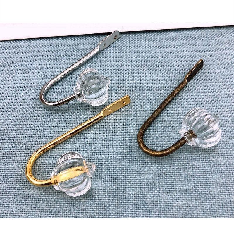 White Iron Wire Hook For Hanging Paintings Clothing And Hats Modern And Minimalistic Style