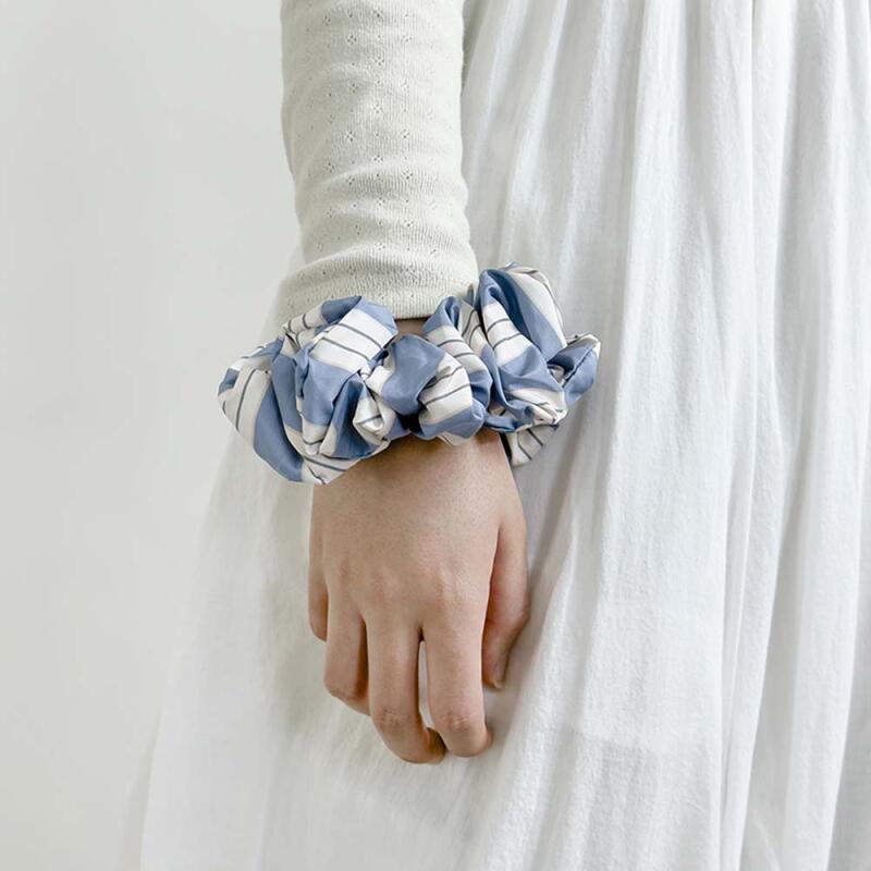 Gemütliches Streifen-Scrunchie