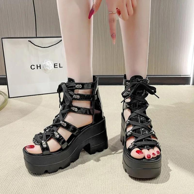 Módní dámské sandály 2025 Nové duté ležérní dámské sandály s otevřenou špičkou a křížovými pásky Dámské boty Klínky Léto Velké 42 Římské