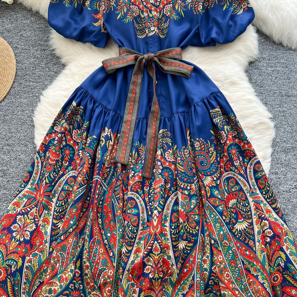 Rochia imprimată la modă din această vară este o rochie retro și elegantă cu talie marcată și mâneci lampion.