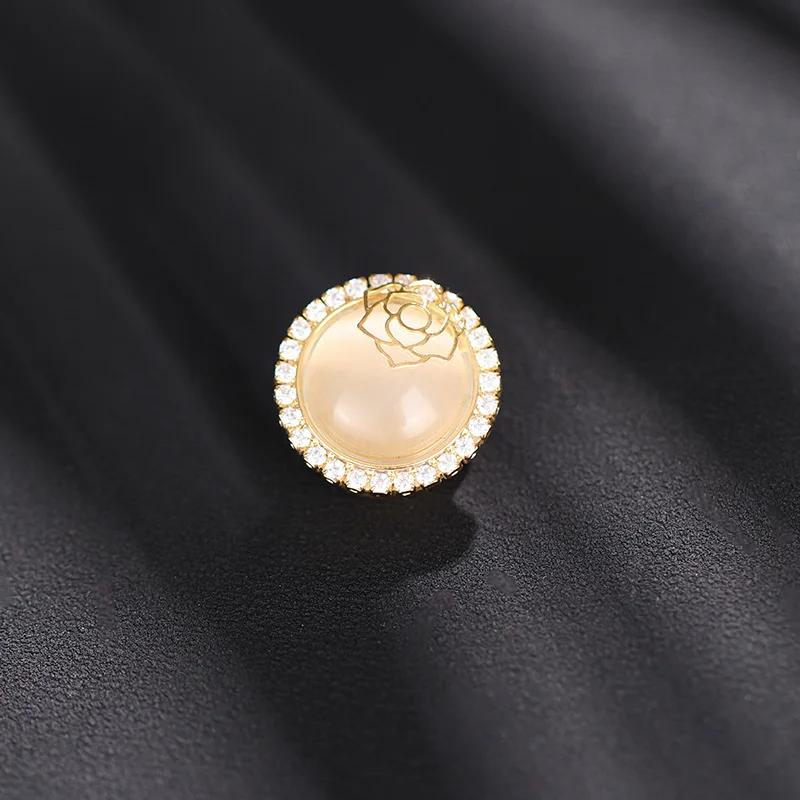 

High-end Hollow Rose Flower Brooch Opal Crystal Magnet Brooches No Hole Pin Scarf Sweater Corsage Fixed Clothes Accessories