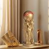 1 Stück Leichter Luxus Drei-Personen Ball-Halte-Kunst-Ornament, Goldene Textur, Kugel mit der Gravur „The World Is Yours“, Inspirierende Atmosphäre Display