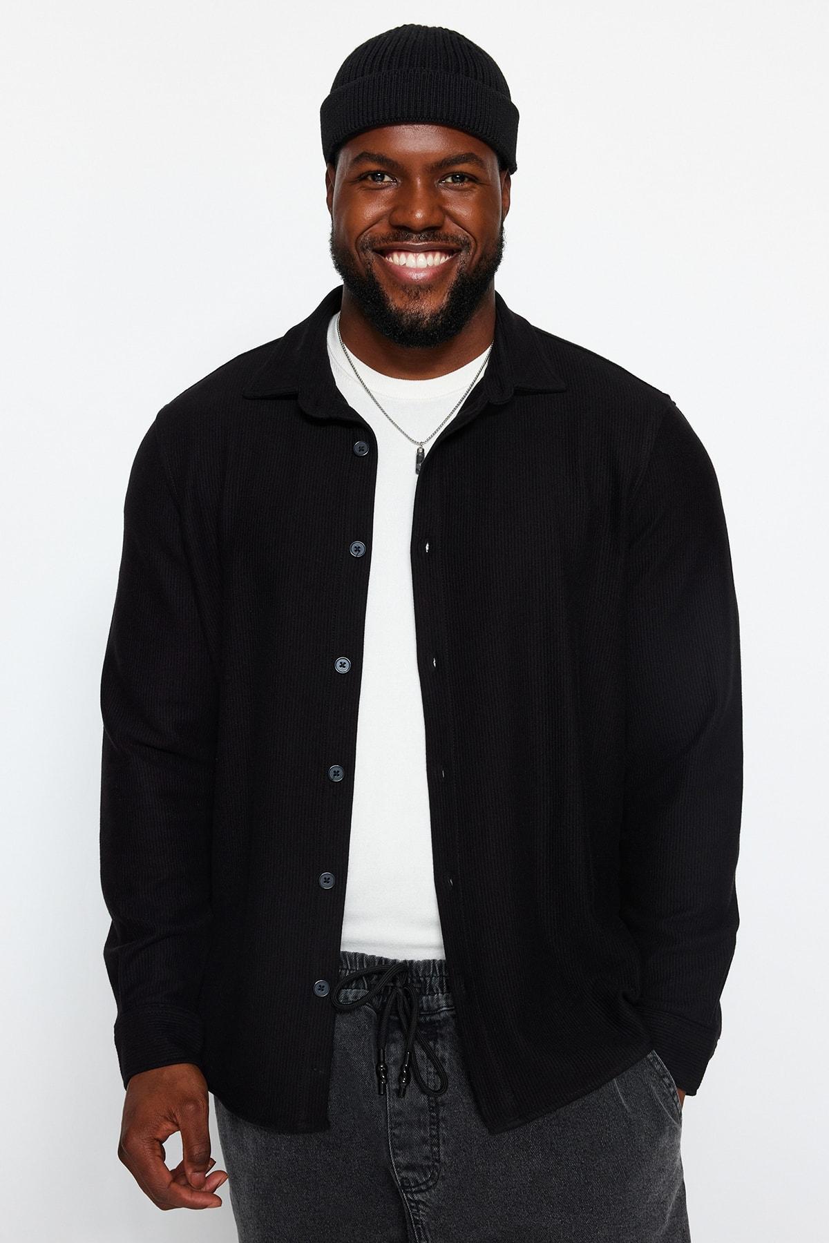 

Черная мужская трикотажная рубашка обычного кроя с воротником на пуговицах...