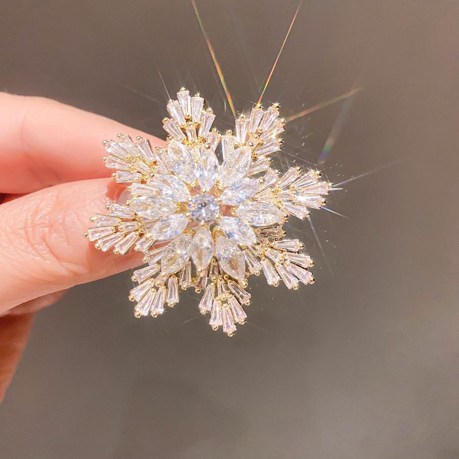 

Gold Silver Snowflake Brooch For Women With Copper Material And Multifunctional Decor золотой