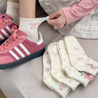 Damen Frühlings- und Sommer-Vielseitige Cartoon Niedliche College-Stil Schleife Studenten Schlauch Baumwollsocken