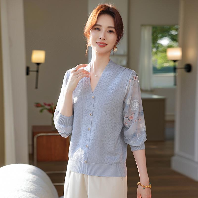 

Mom s Stylish V-neck Knit Top with Chiffon Sleeves - Youthful Spring Design for Middle-aged Women 3XL [120-140 jin]