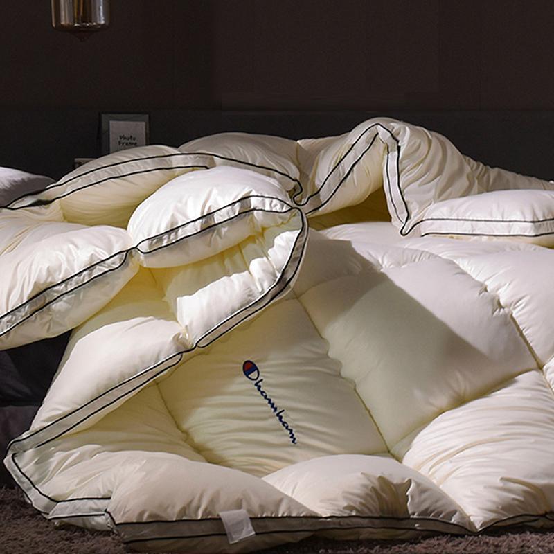 

Мягкое шелковое одеяло Весенне-осеннее одеяло Зимнее теплое одеяло Студенческое общежитие Односпальное Двуспальное Пространственное Шелковое хлопковое одеяло-наполнитель 150x200cm 2.0kg