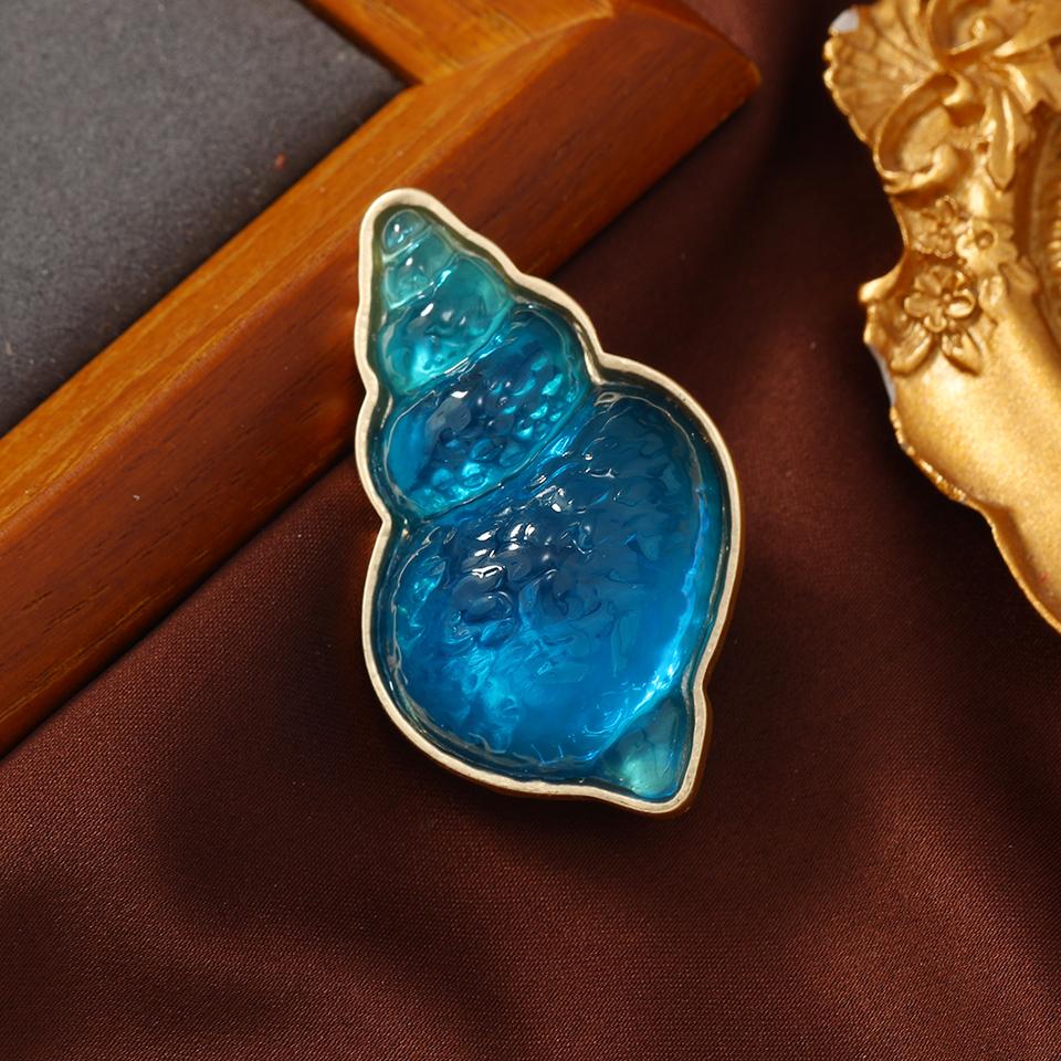 New Creative Women Girls Classic Conch Rhinestone Glass Brooches Pins Delicate Design Lady Elegant Suit Office Accessories