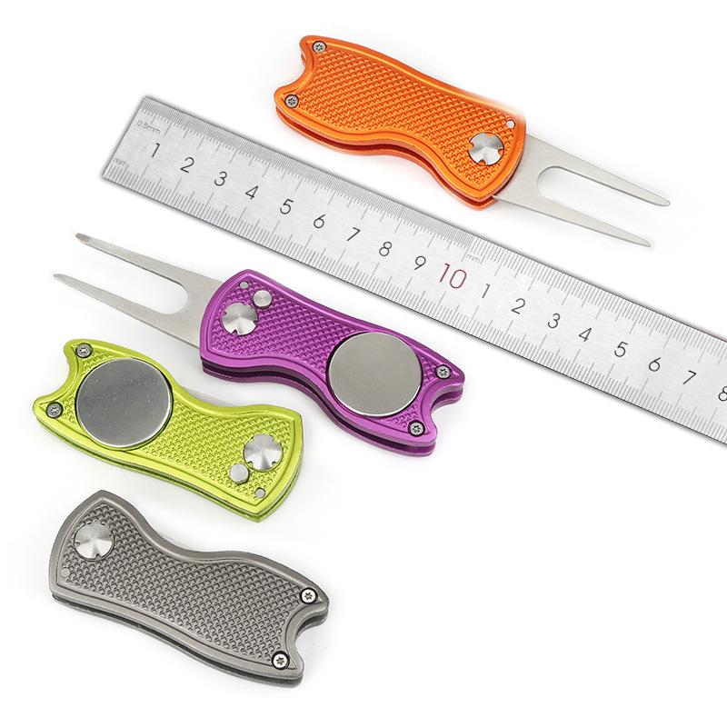 Zelený hliníkový nástroj na opravu divotů s rozkládací vidličkou a logem jako dárek