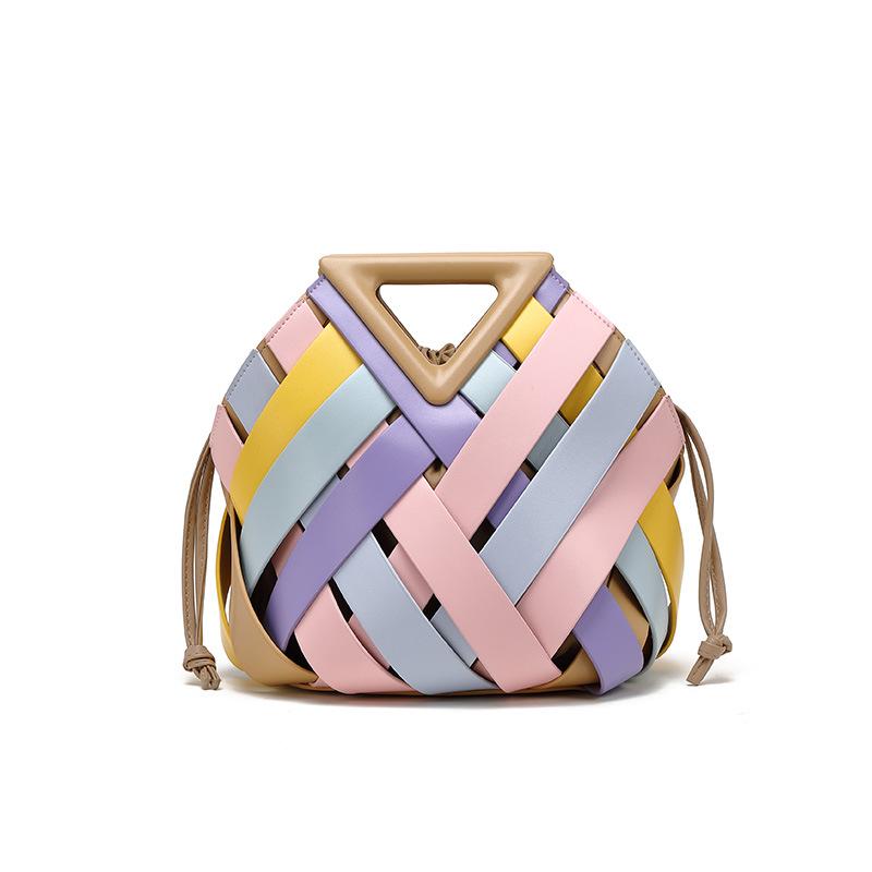 

Женская плетеная сумка большой вместимости с треугольной магнитной застежкой - ажурная сумка кроссбоди и на плечо для модных мам и дочерей