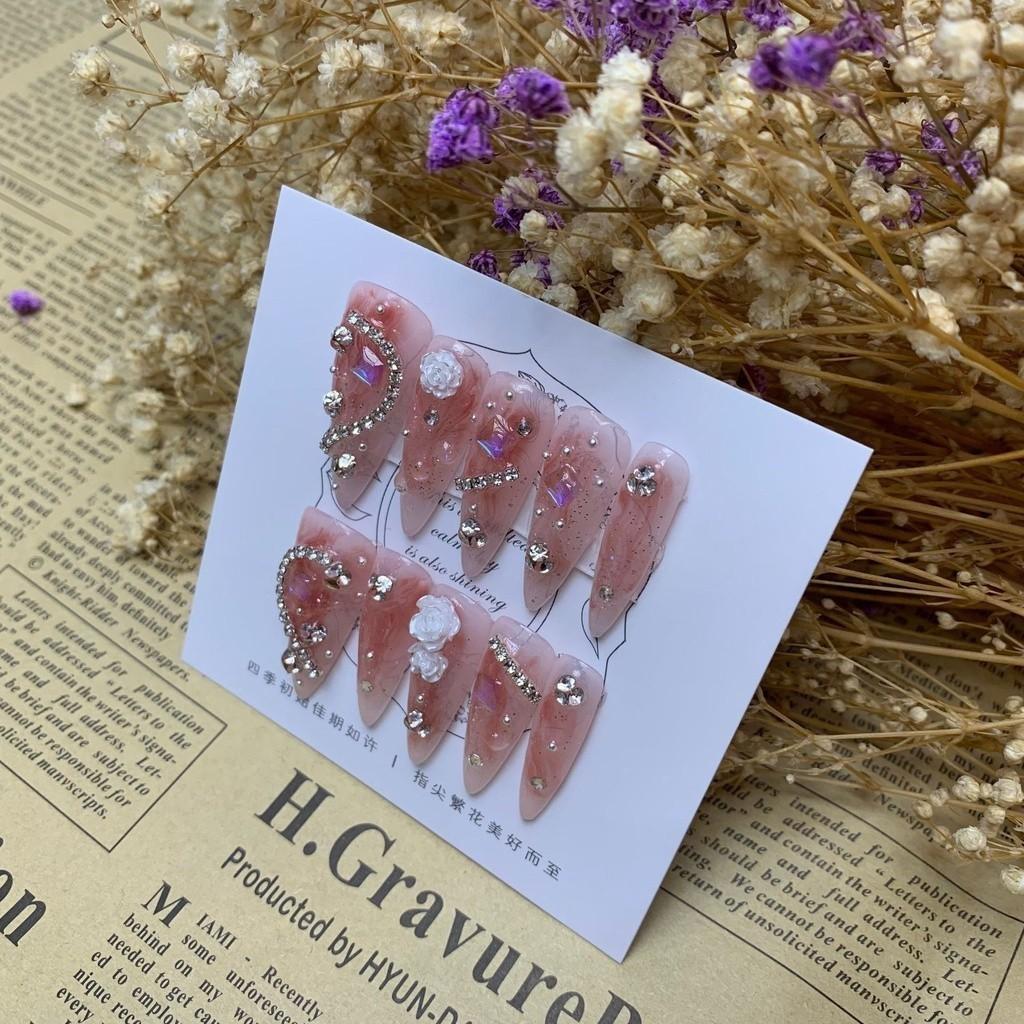 100 % HANDGEMACHT. Lange, spitze Stiletto-Fake-Nagelkunst. Mandelpanierte Kamelien-Phototherapie-Nägel. Wiederverwendbare und abnehmbare Nägel.