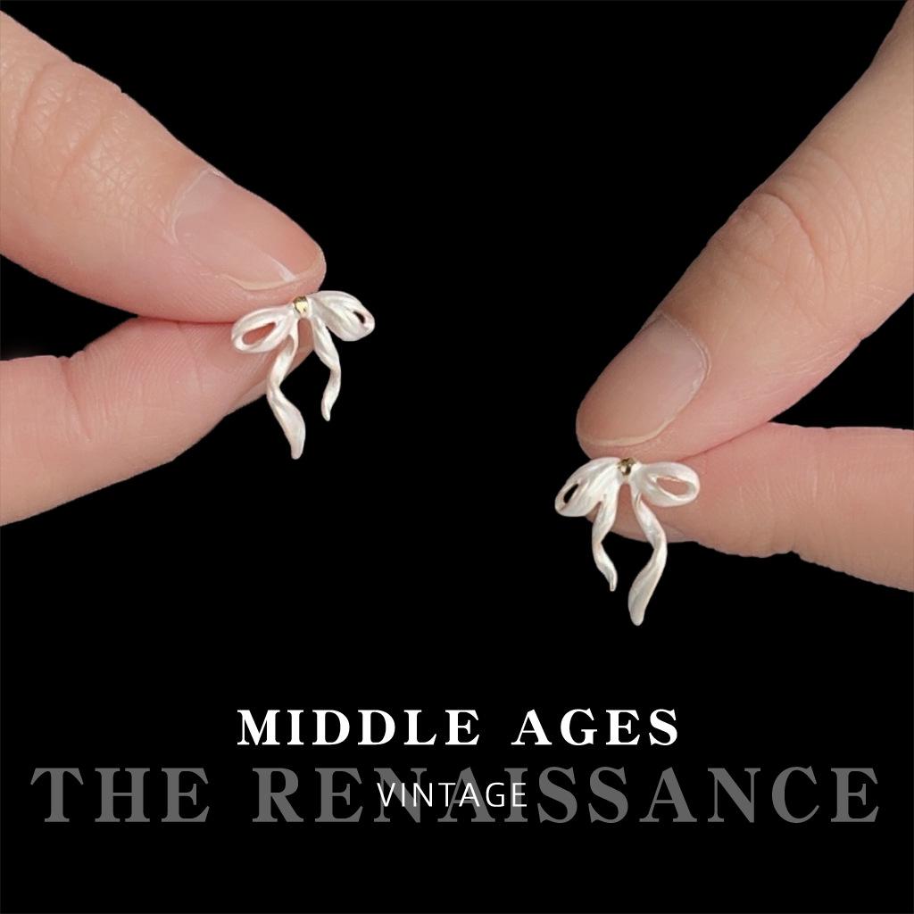 

Light matte satin bow ribbon stud earrings commuter sweet small fresh elegant earrings