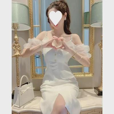 Κομψό Καλοκαιρινό Λευκό Γαλλικό Φόρεμα με V Λαιμόκοψη, Ανοιχτούς Ώμους και Σκίσιμο