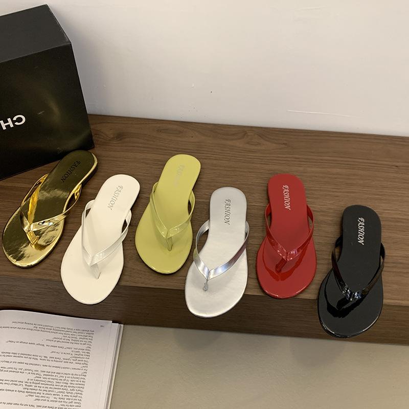 Stylish and simple flip-flop shoes for women's summer wear 2025 new French Xiaoxiangfeng flat-bottomed beach cool slippers