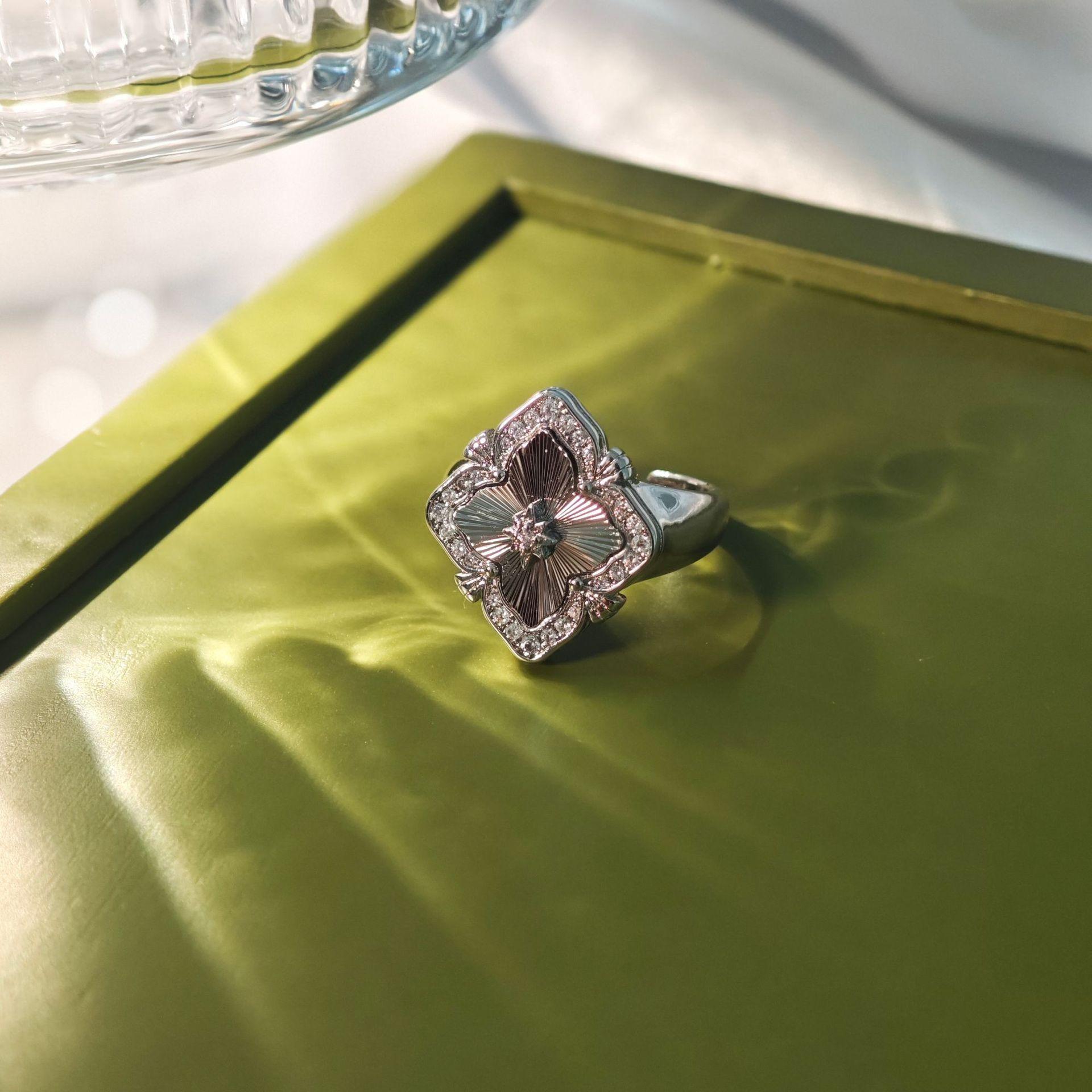 Buchi Laser Five-Flower Bracelet Set, Natural White Fritillary Light Luxury Medieval Jewelry