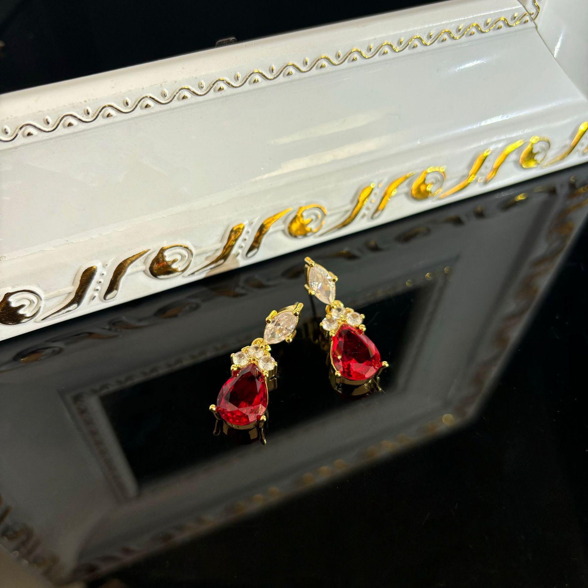 

Light Luxury Diamond-Encrusted High-End Three-Dimensional Wheat Stud Earrings, Earrings, Versatile Tide