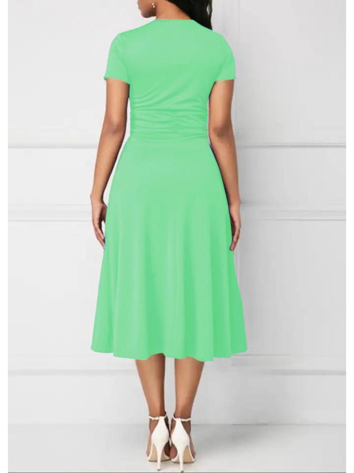 Asymmetrisches Abendkleid mit V-Ausschnitt: Modischer, unabhängiger Stil