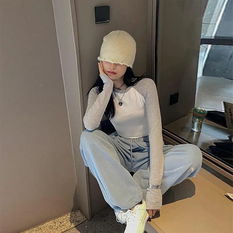 Women's Slim Fit Ribbed Crew Neck Long Sleeve T-Shirt, Short Style for Spring 2024 - Trendy High Waist Outfit