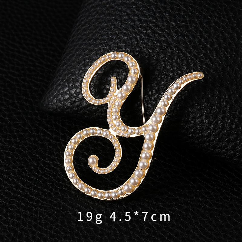 Trendy Dames Heren 26 Letters Parel Metaal Broches Badges Eenvoudige Creatieve Badges Unisex Pak Kantoor Gesp Accessoires Broche Pin black