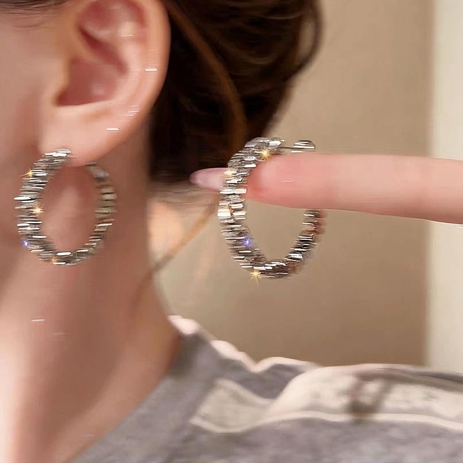 

Gold broken silver large circle earrings women s light luxury high-end stud earrings new popular unique plain ring earrings срібний