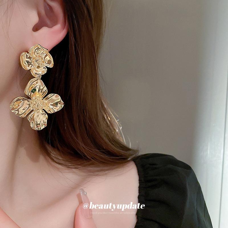 Silver Needle Premium Sense Metal Cold Wind Flower Earrings Exaggerated Design Sense Earrings Light Luxury Earrings Wholesale Women