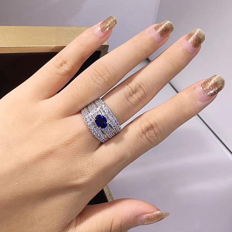 Huitan Funkelnde Damenringe mit ovalem blauem Zirkonia Breiter Ring Wunderschöne Hochzeitsaccessoires Farbe Silber Strahlender Modeschmuck