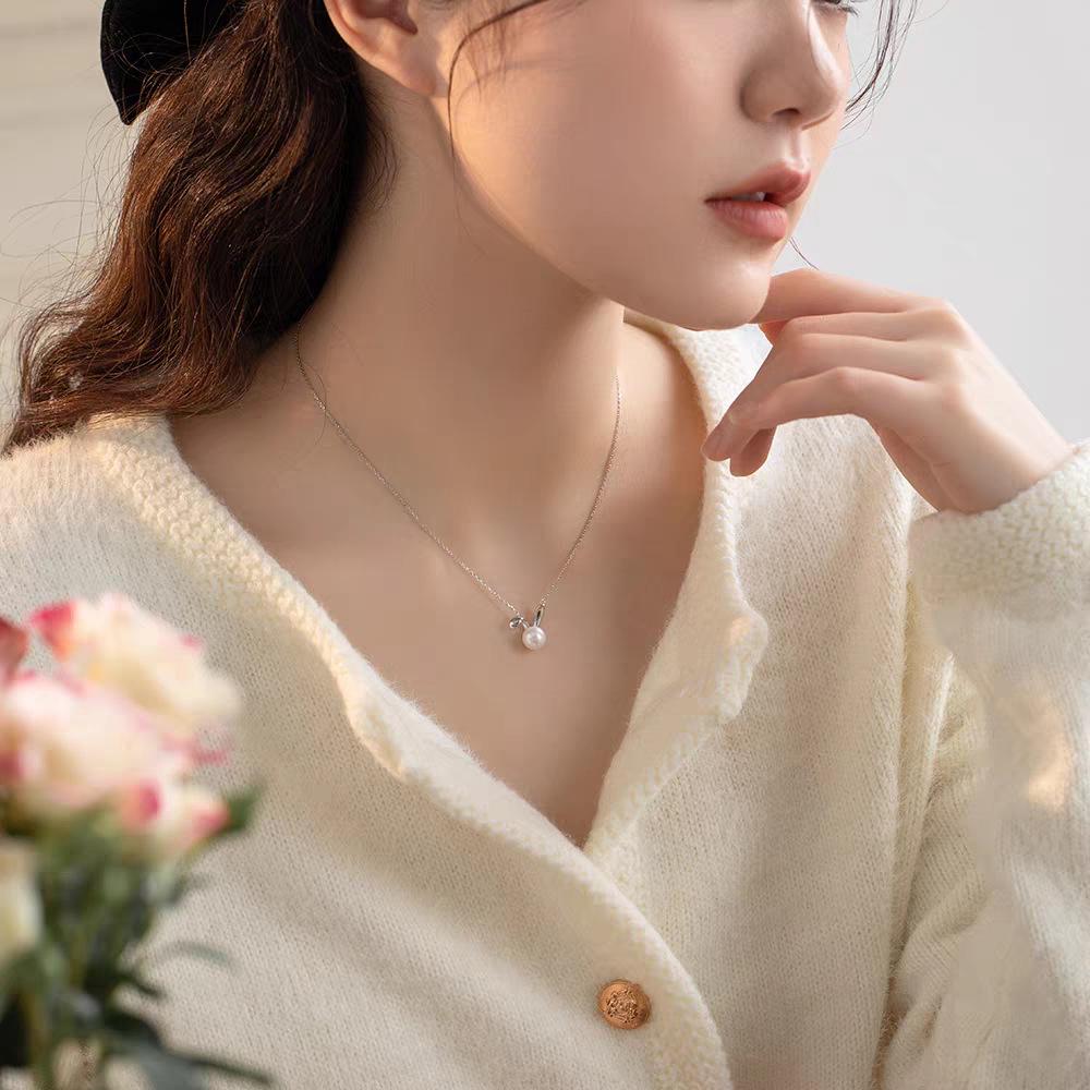 Women's Light Luxury Silver Clavicle Necklace with 7-8mm Freshwater Pearls & Cute Rabbit Design
