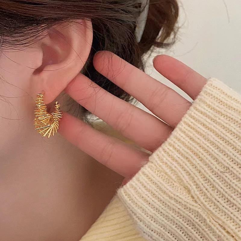 Trend Irregular C-Shaped Stud Earrings for Women Unique Metal Line Twisted Drop Earrings Simple Vintage Jewelry Accessories Gift
