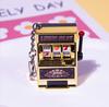 Lustiger Mini-Spielautomaten-Schlüsselanhänger Glücksfrucht Spielautomat Spielzeug Schlüsselanhänger Lotto Spiel Bingo Für Kind Cool Taschenanhänger Anhänger Geschenk