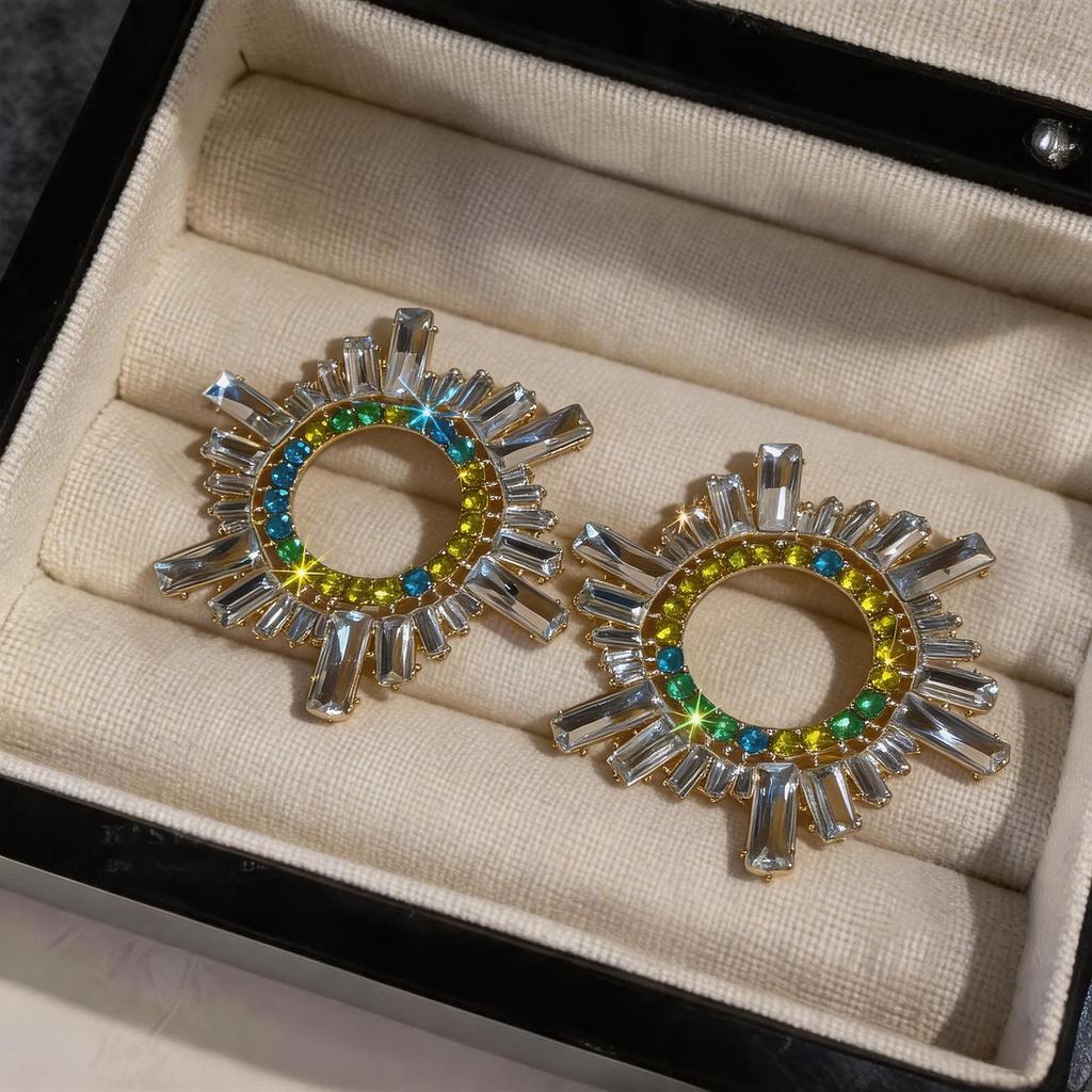 Silver Needle Niche Fashion Rhinestone Geometric Stud Earrings: Light Luxury, High-End Feel, Exaggerated Design for Women.