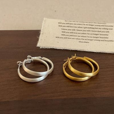 Semplici orecchini ad anello in metallo spazzolato liscio, senso di nicchia di alta gamma da donna, personalità unica, moda squisita, orecchini versatili